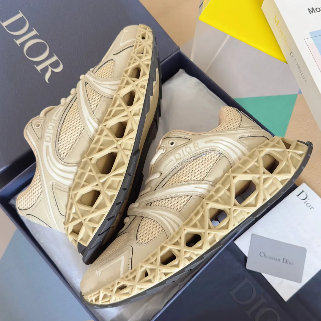 【DIOR】P:800💰 Men's 39-44. (Male 45.46 custom-made) Dior kawa Dior joint 2025ss casual sports shoes‼ ️ Reinterpret running shoes with dior’s haute couture style. b35 is made of fine-textured leather and mesh fabric materials. It can be worn in all seasons, is comfortable and breathable, and has many lines on the shoe body to outline details. It has a full retro three-dimensional feel and can create a casual look all year round!